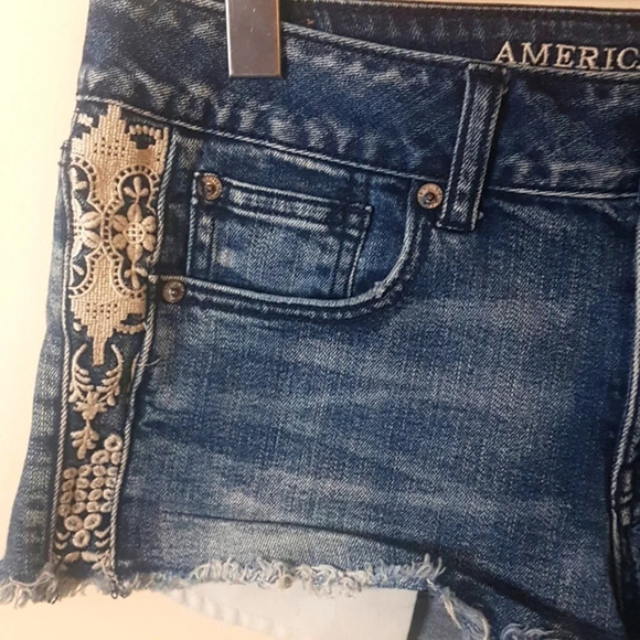 American Eagle Shortie stretch denim lace embellishmented raw  hem shorts… - Picture 2 of 6